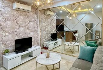 Apartement L avenue has rooms with a private hot tub