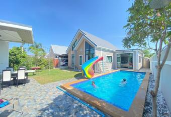 Baanda Danaa Party Pool Villas 2 has Balcony rooms