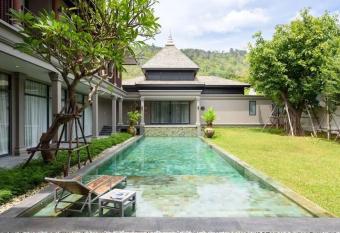 Deva Moon Phuket has rooms with a private hot tub