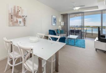 Exclusive Apartment with Ocean Views has rooms with a private hot tub