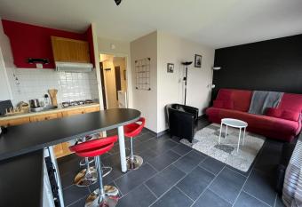 Charmant studio au calme allows 18 year olds to book a room