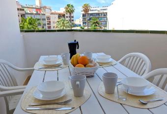 Apartamento 600mt de la playa allows 18 year olds to book a room