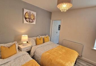 Stunning, clean, free parking home, ideal long stays allows 18 year olds to book a room