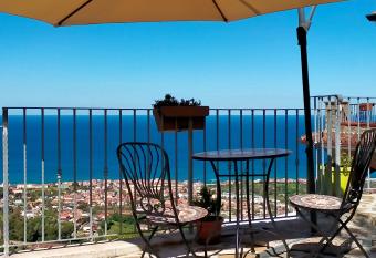 Casa Iris allows 18 year olds to book a room