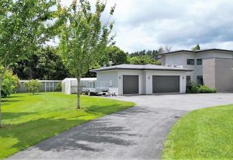 Tamahere Lifestyle has Balcony rooms