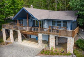 Bluebird Villa Lodging allows 18 year olds to book a room