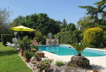 Au c  ur de la C  te d Azur allows 18 year olds to book a room