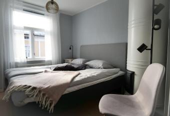 L  nng  rden allows 18 year olds to book a room