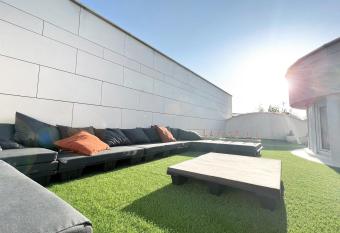 Superbe 3P + terrasse hyper centre - 20 min Paris has Balcony rooms