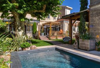 La Maison Mulat  , appartement de charme, Libourne - Saint Emilion has rooms with a private hot tub