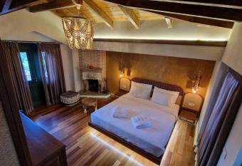 Bujtina Behram has rooms with a private hot tub