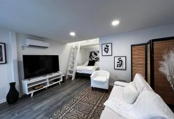 The Double Door Inn - Unit 1 has Balcony rooms