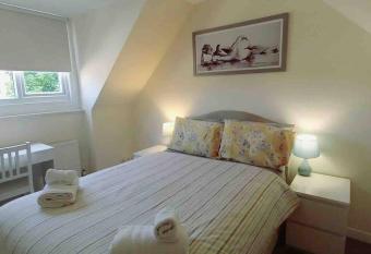 Fraser House - City Centre - Free Parking allows 18 year olds to book a room