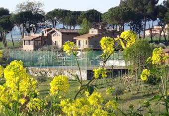 LA CASA NELLA PRATERIA allows 18 year olds to book a room