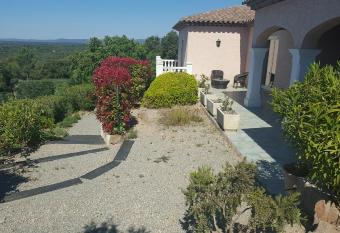 villa dans domaine priv   has Balcony rooms
