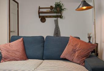 Rustic Vintage Cottage: Near Waterfall Country allows 18 year olds to book a room