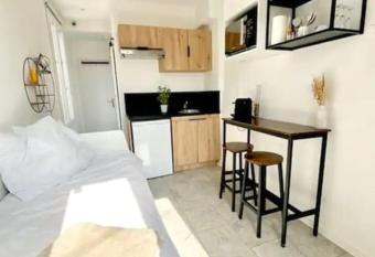 Studio cosy, calme avec cour ext  rieure, 1er   tage has Balcony rooms