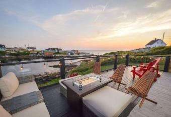 Peggy's Cove - Modern Home with Lighthouse View has Balcony rooms