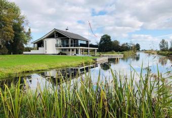 Luxe vakantie vila aan het water, nabij giethoorn has Balcony rooms