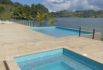 TERRA DI ACQUA has rooms with a private hot tub