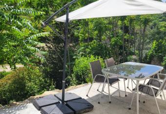 Petit appartement perch   sur la colline allows 18 year olds to book a room