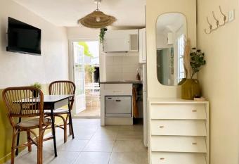 Maison centre bourg de Baden allows 18 year olds to book a room