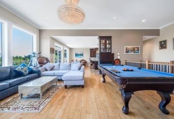 Upstairs Suite in Nanaimo Spacious 3-Bed Hideaway allows 18 year olds to book a room