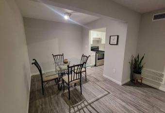 Cozy Apt Near Lower Greenville allows 18 year olds to book a room