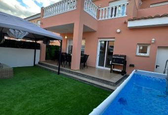 La casa Latina allows 18 year olds to book a room