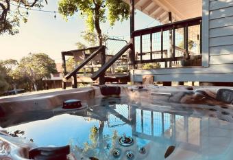 Jet Skis, Lake View, Sleeps 8, HotTub, Firepit, Pet Friendly! has rooms with a private hot tub