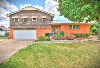 Golden Sunflower's Apartment A1 Lawton ok allows 18 year olds to book a room