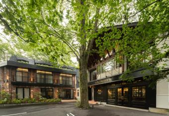 LONGINGHOUSE Kyukaruizawa Suwanomori allows 18 year olds to book a room