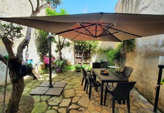 Casa con giardino allows 18 year olds to book a room