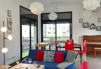 Penthouse T2 M  tro GratteCiel has Balcony rooms