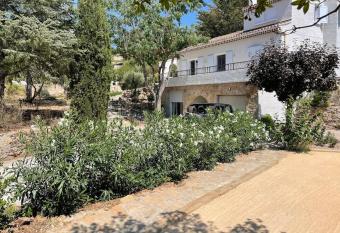 BANDOL, VILLA LES ORANGERS has Balcony rooms