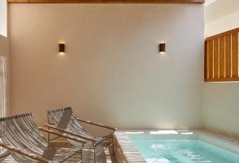 Apricus has rooms with a private hot tub