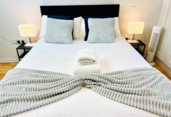 Modern Apartment at Temple Bar with River View has Balcony rooms