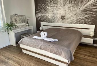 Apartm  n a   pro 8 osob allows 18 year olds to book a room