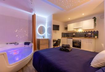 Le Cocon Thiernois has rooms with a private hot tub