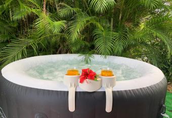 Chez M  lanie has rooms with a private hot tub