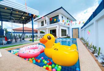 Fhamai Pool Villa Pattaya (                                                             ) has Balcony rooms