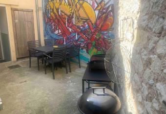 T2 en Rdc dans petit immeuble avec cour enclav  e. allows 18 year olds to book a room