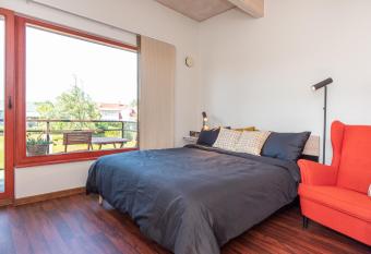 Korter keskuse ja ranna vahel. allows 18 year olds to book a room