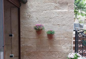 Suite del Conservatorio nel centro storico allows 18 year olds to book a room