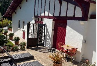 Le 7 has rooms with a private hot tub