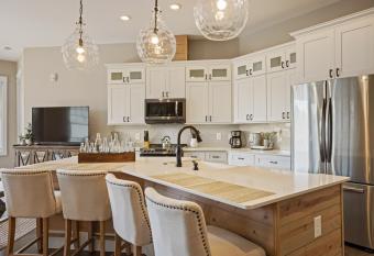 Beautiful Downtown Condo - Balcony - Amazing City Views - Loaded Kitchen - Stainless Steel Appliances - Board Games & More has Balcony rooms