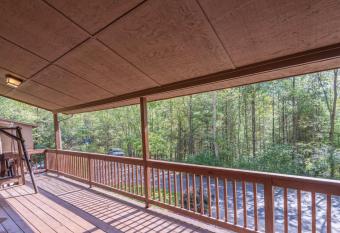 Pine Forest Home Lodging has Balcony rooms