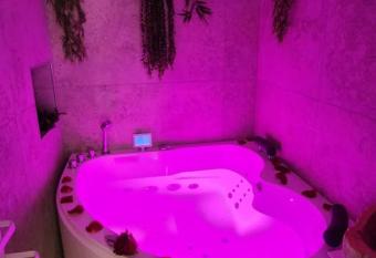 Zen room / Romantique room has rooms with a private hot tub