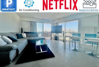 Magnifique 3pieces au dernier   tage avec Terrasse et aper  u Mer has rooms with a private hot tub