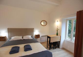 Chez Maggy et L  on allows 18 year olds to book a room